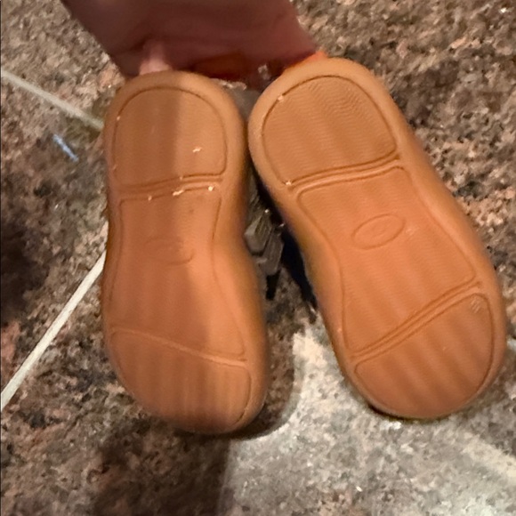 Kids Chrisjen Ugg Grey Boot with Orange Laces - Picture 5 of 5